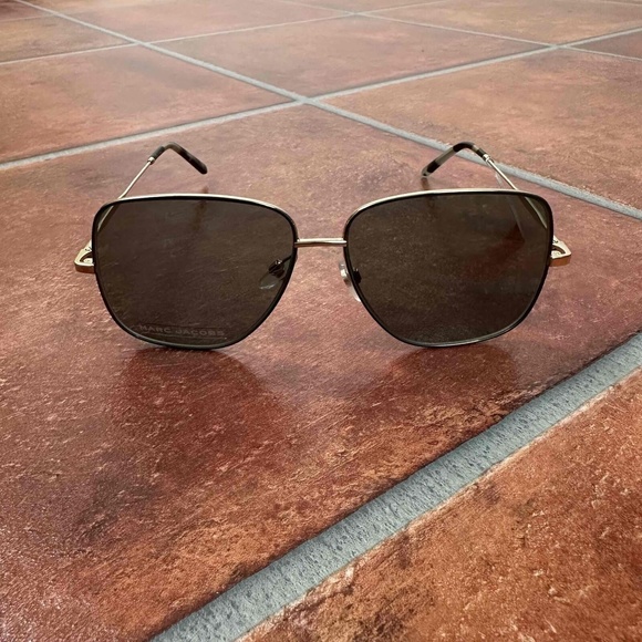 NWT Marc Jacobs Gold Aviator Sunglasses